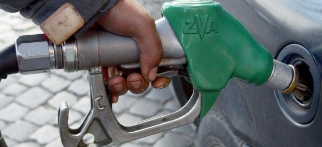 Anul nou vine cu forţe proaspete pentru petrol, care urcă pentru prima oară din vara anului trecut peste 55 de dolari barilul