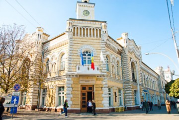 Unitățile de schimb valutar aflate în centrul istoric al Chișinăului, în 2019, vor plăti o taxă locală de 15 mii lei