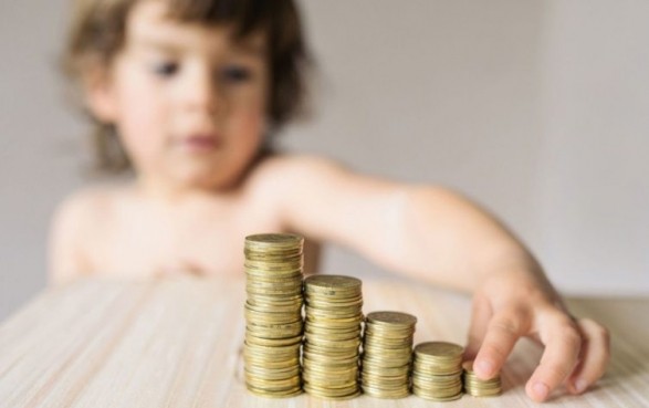 CNAS: Beneficiarii de indemnizaţii pentru familii cu copii își pot ridica banii