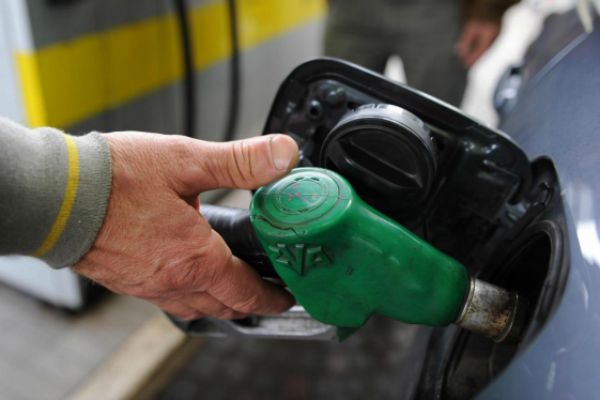 Cinci companii petroliere au ieftinit unele tipuri de carburanţi