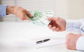 Directorul adjunct al Camerei de Licenţiere şi patru subalterni au fost reţinuţi sub bănuiala de fraudare a serviciului electronic e-Licenţiere