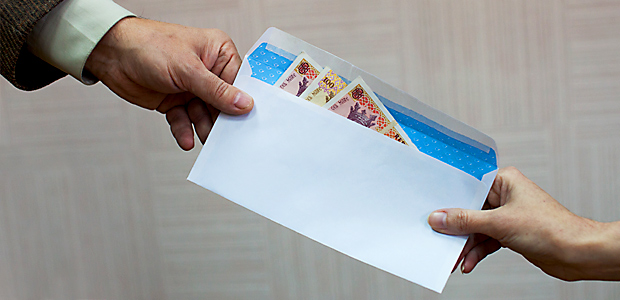 SFS: Practica achitării de „salarii în plic” reprezintă o încălcare a legislației, care lasă o amprentă nefastă asupra viitorului
