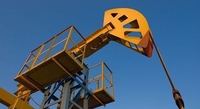 Preţul petrolului a trecut de pragul de 45 de dolari