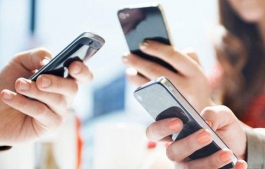 Operatorii de telefonie mobilă solicită micșorarea unei ”taxe pe lux”