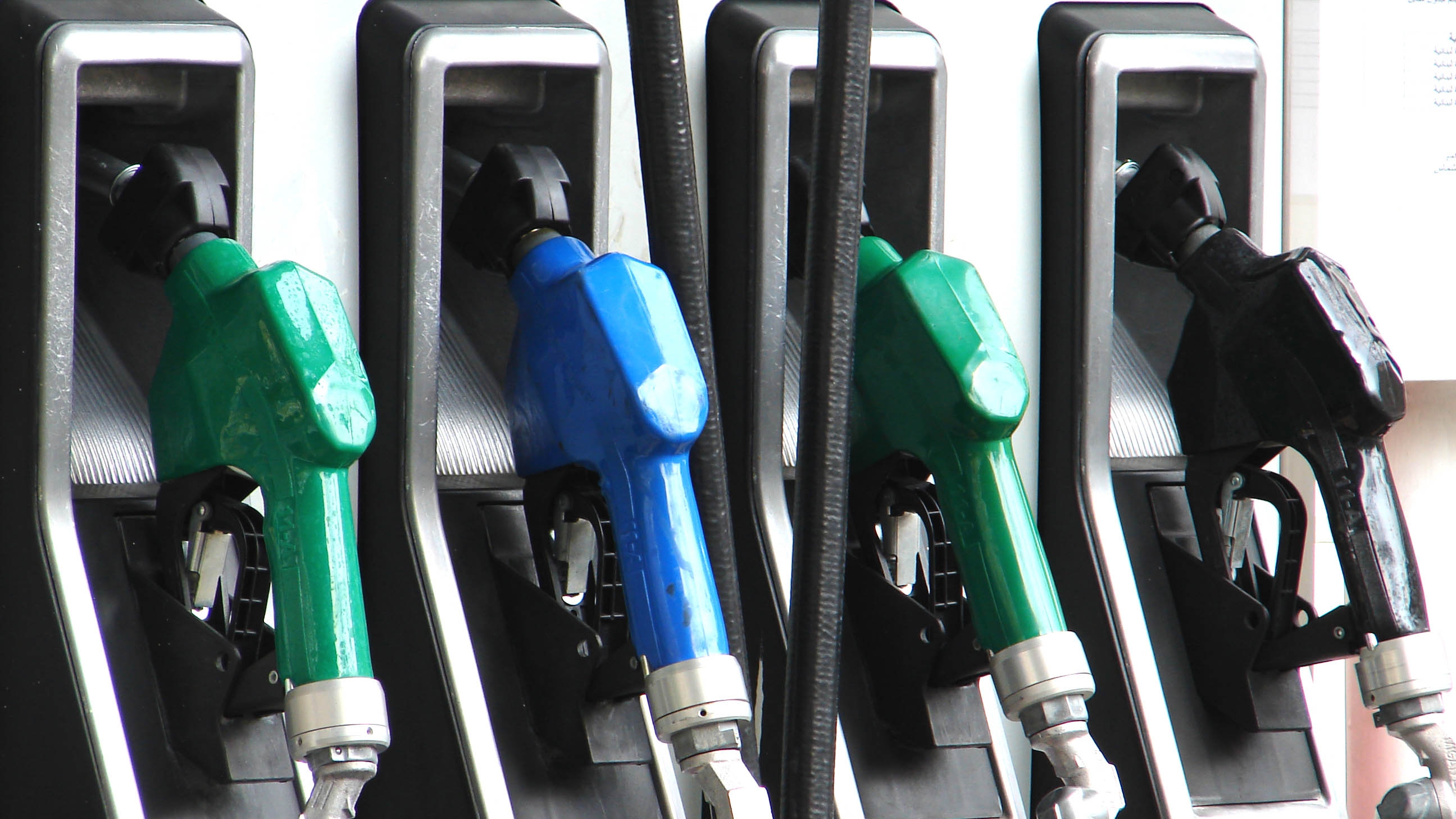 Noi scumpiri la carburanți! ANRE a impus noi prețuri de plafon