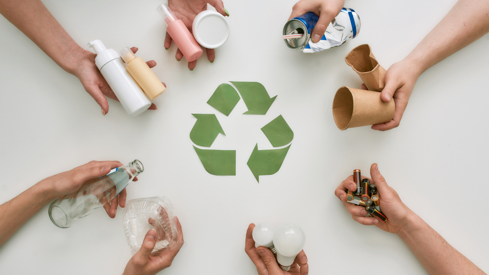 Agenții economici care reciclează ambalaje ar putea fi scutiți de taxa pentru poluarea mediului