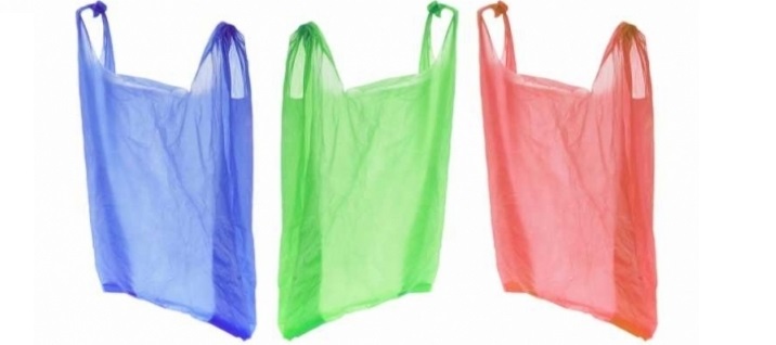 În magazinele din Moldova a fost interzisă distribuirea gratuită a pungilor din plastic