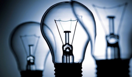 Din aprilie, preţul de achiziţie al energiei electrice va fi cu 28 la sută mai mic