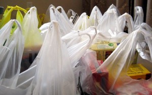 Proiect de lege: Amenzi de până la 4000 de lei pentru comercianții care vor utiliza pungi de plastic