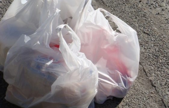 Pungile de plastic vor fi interzise. Codul contravențional ar putea fi completat cu noi sancțiuni